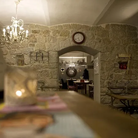 Rose Garden Apartment *